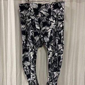 Women’s Old Navy Active XXL Powersoft Black and White Leaf Print Leggings